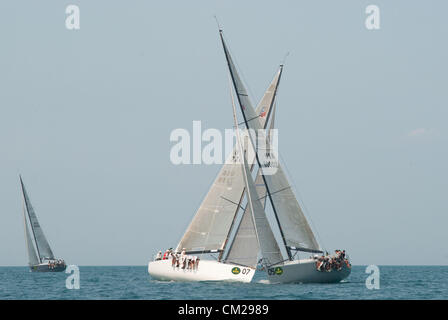 Sept. 17, 2012 - Chicago, Illinois, Vereinigte Staaten - im Bild: #7 Groovederci-USA Besitzer/Skipper John Demourkas, # 5 Flash Gordon 6 - USA Besitzer/Skipper Helmut Jah. Die 15. Ausgabe der Rolex Farr 40 Weltmeisterschaft 17.-20. September 2012. Die Rolex Farr 40-Welten ist ein Wettbewerb zwischen gleichwertigen 40-Fuß Rennboote, helmed durch ihre qualifizierte und wettbewerbsfähige Amateur Besitzer und geleitet von weltbekannten Taktiker. Erster Lauf in 1998 und unterstützt von Rolex seit 2001, der Wettbewerb findet in einem anderen Land jedes Jahr, ein Maß für ihren internationalen Status. (Kredit-Bild: © Karen I. Hirsch/ZUMAPRE Stockfoto
