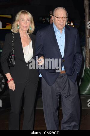 Elaine Joyce, Neil Simon im Ankunftsbereich für Marvin Hamlisch Trauerfeier, Peter Jay Sharp Theater, New York, NY 18. September 2012. Foto von: Derek Sturm/Everett Collection Stockfoto