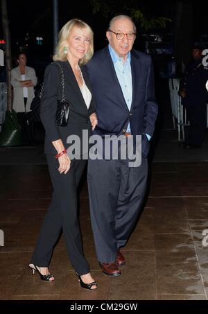 Elaine Joyce, Neil Simon im Ankunftsbereich für Marvin Hamlisch Trauerfeier, Peter Jay Sharp Theater, New York, NY 18. September 2012. Foto von: Derek Sturm/Everett Collection Stockfoto