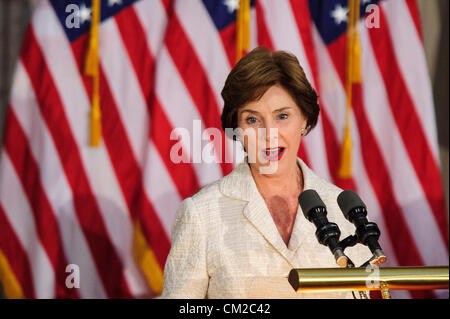 19. September 2012 spricht - US - ehemalige First Lady BARBARA BUSH während einer Zeremonie, wo Mitglieder des Kongresses präsentiert burmesischen Aktivistin Aung San Suu Kyi der Congressional Gold Medal, die sie in Abwesenheit im Jahr 2008 ausgezeichnet wurde, als sie noch unter Hausarrest gegen die Militärherrschaft in Myanmar, die jetzt als Burma bekannt war. (Bild Kredit: Pete Marovich/ZUMAPRESS.com ©) Stockfoto