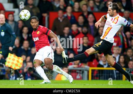 19.09.2012 Manchester, England. Manchester United ecuadorianischen Mittelfeldspieler Antonio Valencia und Galatasaray die türkischen Verteidiger Hakan Balta in Aktion während der Gruppe H-Champions League Fußball Manchester United V Galatasaray von Old Trafford. Man United lief Gewinner von Carricks nur Ziel 1-0. Stockfoto