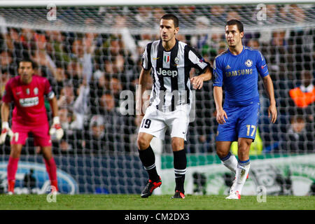 19. Sep 2012 London, England, Juventus Turins italienischen Verteidiger Leonardo Bonucci und Chelseas belgischen Mittelfeldspieler Eden Hazard während der Fußball-UEFA Champions League zwischen Chelsea (GBR) und Juventus Turin (ITA Spiel) an der Stamford Bridge gespielt. Obligatorische Kredit: Mitchell Gunn/ESPA Stockfoto