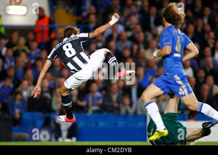 19. Sep 2012 London, England, Juventuss italienische Mittelfeldspieler Claudio Marchisio springt über Chelseas tschechische Torhüter Petr Cech während der Fußball-UEFA Champions League match zwischen Chelsea (GBR) und Juventus Turin (ITA) spielte an der Stamford Bridge. Obligatorische Kredit: Mitchell Gunn/ESPA Stockfoto