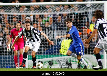 19. Sep 2012 London, England, Juventus Turins italienischen Verteidiger Leonardo Bonucci und Chelseas brasilianische Mittelfeldspieler Oscar während der Fußball-UEFA Champions League zwischen Chelsea (GBR) und Juventus Turin (ITA Spiel) spielte an der Stamford Bridge. Obligatorische Kredit: Mitchell Gunn/ESPA Stockfoto