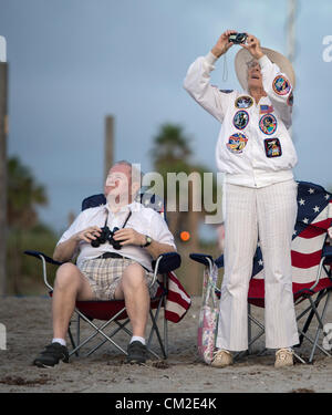 Jorgen beobachten Ruth Sabinsky und die Überführung des Space Shuttle Endeavour auf NASA Shuttle Trägerflugzeug 19. September 2012 in Cocoa Beach, FL. SCA, eine modifizierte 747 Jet fliegt Endeavour nach Los Angeles, wo es öffentlich zur Schau an der California Science Center platziert werden. Dies ist die letzte Überführungsflug in die Ära des Space Shuttle-Programm geplant. Stockfoto