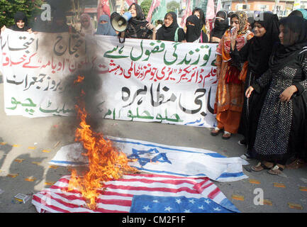 AktivistInnen von Imamia Studenten Organisation (ISO) brennen, USA und Israel Flaggen sie protestieren gegen Blasphemie Anti-Islam Film Internet USA während einer Demonstration in Lahore-Presse-Club am Donnerstag, 20. September 2012 veröffentlicht. Stockfoto