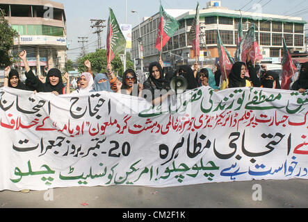 AktivistInnen von Imamia Studenten Organisation (ISO) skandieren Parolen gegen Blasphemie Anti-Islam Film von USA bei einer Protestkundgebung in Lahore-Presse-Club am Donnerstag, 20. September 2012 im Internet veröffentlicht. Stockfoto