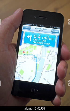 Auto-Navigation mit Turn-by-Turn Richtungen über die neue Apple Maps-Anwendung.  Apples neue Maps-Anwendung ist für die Bereitstellung ungenaue Standorte von einigen Destinationen von Benutzern kritisiert worden. Die App wurde mit dem neuen Betriebssystem iOS6.0 gebündelt und GoogleMaps ersetzt. Stockfoto