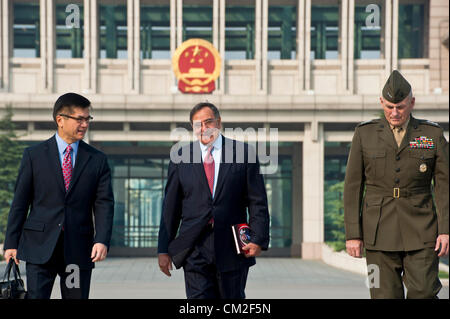 US-Verteidigungsminister Leon Panetta geht mit US-Botschafter Gary Locke (links) und Marine Corps Generalleutnant John Kelly vor der Abreise 20. September 2012 in Peking. Panetta ist auf der ersten Station der eine drei-Länder-Tour nach Japan, China und Neuseeland. Stockfoto