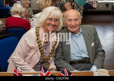 20. September 2012. Leigh on Sea, Essex, England. Die sechsten jährlichen Centenarian Tea Party organisiert von Southend konservative Wartungstafel, David Amess. 14 hundertjährigen besuchte die Conservative Club am Leigh für eine Tee-Party. 2009 sah 29 teilnehmen, die ihren Datensatz so weit ist. Southend Bürgermeister, Sally Carr mit Albert Peach, 100 Jahre alt, das nur hundertjährige Männchen auf der Party. Stockfoto