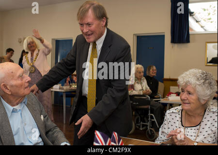 20. September 2012. Leigh on Sea, Essex, England. Die sechsten jährlichen Centenarian Tea Party organisiert von Southend konservative Wartungstafel, David Amess. 14 hundertjährigen besuchte die Conservative Club am Leigh für eine Tee-Party. 2009 sah 29 teilnehmen, die ihren Datensatz so weit ist. Davis Amess MP spricht der älteste männliche Teilnehmer, Albert Peach, 100 Jahre alt. Stockfoto