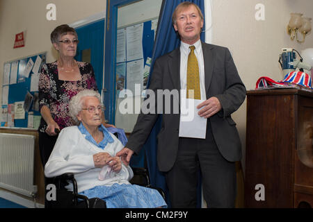 20. September 2012. Leigh on Sea, Essex, England. Die sechsten jährlichen Centenarian Tea Party organisiert von Southend konservative Wartungstafel, David Amess. 14 hundertjährigen besuchte die Conservative Club am Leigh für eine Tee-Party. 2009 sah 29 teilnehmen, die ihren Datensatz so weit ist. Der älteste Teilnehmer war heute Ivy Marshall, 104 Jahre alt. David Amess MP, führt ein anderer Gast in der Partei. Stockfoto