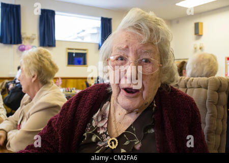 20. September 2012. Leigh on Sea, Essex, England. Die sechsten jährlichen Centenarian Tea Party organisiert von Southend konservative Wartungstafel, David Amess. 14 hundertjährigen besuchte die Conservative Club am Leigh für eine Tee-Party. 2009 sah 29 teilnehmen, die ihren Datensatz so weit ist. Der älteste Teilnehmer war heute Ivy Marshall, 104 Jahre alt. Dieses Bild ist Alice Robinson, 100 Jahre alt. Stockfoto