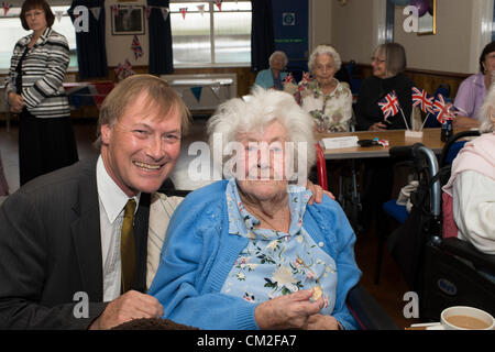 20. September 2012. Leigh on Sea, Essex, England. Die sechsten jährlichen Centenarian Tea Party organisiert von Southend konservative Wartungstafel, David Amess. 14 hundertjährigen besuchte die Conservative Club am Leigh für eine Tee-Party. 2009 sah 29 teilnehmen, die ihren Datensatz so weit ist. Der älteste Teilnehmer war heute Ivy Marshall, 104 Jahre alt. Hier abgebildet ist David Amess MP mit 101 Jahre alte Olive Fletcher. Stockfoto