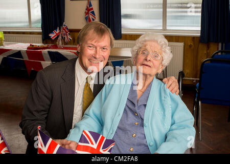 20. September 2012. Leigh on Sea, Essex, England. Die sechsten jährlichen Centenarian Tea Party organisiert von Southend konservative Wartungstafel, David Amess. 14 hundertjährigen besuchte die Conservative Club am Leigh für eine Tee-Party. 2009 sah 29 teilnehmen, die ihren Datensatz so weit ist. Der älteste Teilnehmer war heute Ivy Marshall, 104 Jahre alt. David Amess MP ist hier mit Efeu abgebildet. Stockfoto