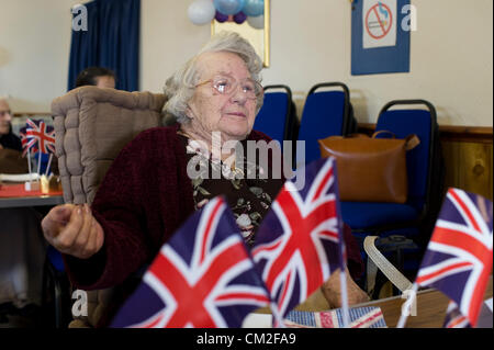 20. September 2012. Leigh on Sea, Essex, England. Die sechsten jährlichen Centenarian Tea Party organisiert von Southend konservative Wartungstafel, David Amess. 14 hundertjährigen besuchte die Conservative Club am Leigh für eine Tee-Party. 2009 sah 29 teilnehmen, die ihren Datensatz so weit ist. Der älteste Teilnehmer war heute Ivy Marshall, 104 Jahre alt. Hier abgebildet ist Alice Robinson, 100 Jahre alt. Stockfoto