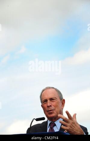 20. September 2012 Gastgeber - Manhattan, New York, USA - Bürgermeister MICHAEL BLOOMBERG mit lokalen gewählten Beamten und Freunden der High Line ein Spatenstich zum Start des Baus auf die dritte und letzte Abschnitt der High Line in den Rangierbahnhöfen befindet sich West 30. und West 34th Straßen im Süden und Norden und 10. und 12. Alleen im Osten und Westen. (Bild Kredit: Bryan Smith/ZUMAPRESS.com ©) Stockfoto