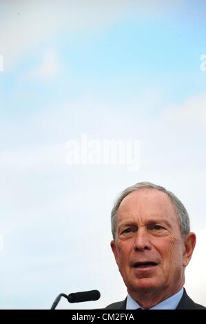 20. September 2012 Gastgeber - Manhattan, New York, USA - Bürgermeister MICHAEL BLOOMBERG mit lokalen gewählten Beamten und Freunden der High Line ein Spatenstich zum Start des Baus auf die dritte und letzte Abschnitt der High Line in den Rangierbahnhöfen befindet sich West 30. und West 34th Straßen im Süden und Norden und 10. und 12. Alleen im Osten und Westen. (Bild Kredit: Bryan Smith/ZUMAPRESS.com ©) Stockfoto