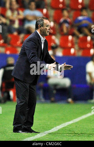 20.09.2012 - Trainer Fußball Europa Europa League, Gruppe 1. Spieltag, Levante UD vs. Helsingborg - Juan Ignacio Martinez, UD Levante gibt Anweisungen an seine Spieler Stockfoto