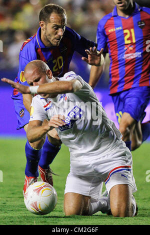 20.09.2012 - Europa League Football Europe Gruppe 1. Spieltag, greift Levante UD vs. Helsingborg - Juanlu von LEvante (links) ein Helsingborg-Spieler Stockfoto