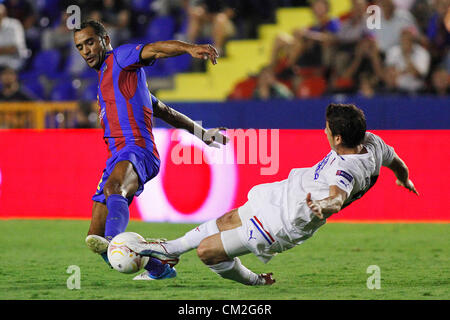 20.09.2012 - Europa League Football Europe Gruppe 1. Spieltag, versucht Levante UD vs. Helsingborg - Juanfran von Levante (links) den Ball gegen Helsingborg Spieler zu bekommen Stockfoto