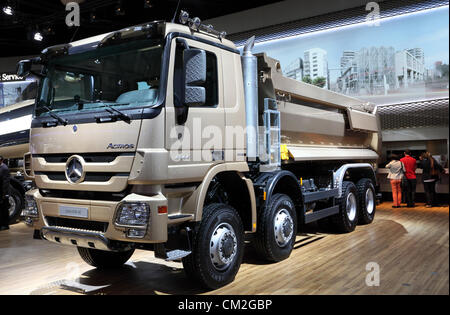 Neue Mercedes-Benz Actros 4144 AK LKW auf der Internationalen Automobilausstellung für Nutzfahrzeuge Stockfoto