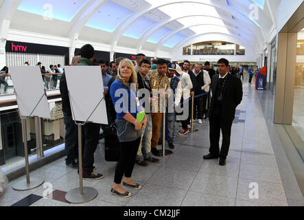 Große Schlangen von Menschen warten auf das neue iPhone 5 außerhalb der Apple-Store in Brighton, East Sussex, UK zu kaufen. 21.09.12 Stockfoto