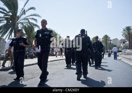 Polizisten sind in großer Zahl auf das Damaskustor erwartet Unruhen am Ende des Freitagsgebet nach Gericht Denial-of-einstweilige Verfügung gegen YouTube streaming von verleumderischen Film in Israel eingesetzt. Jerusalem, Israel. 21. September 2012.  Tausende von Al-Aqsa Anbeter zerstreuen ruhig nach dem Freitagsgebet durch das Damaskustor. Eine kleine Gruppe von hundert inszenieren einen symbolische, zehn Minuten, Protest gegen "Unschuld der Muslime" Film Beleidigung Muhammads und Anhänger. Stockfoto