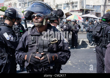 Polizisten sind in großer Zahl auf das Damaskustor erwartet Unruhen am Ende des Freitagsgebet nach Gericht Denial-of-einstweilige Verfügung gegen YouTube streaming von verleumderischen Film in Israel eingesetzt. Jerusalem, Israel. 21. September 2012.  Tausende von Al-Aqsa Anbeter zerstreuen ruhig nach dem Freitagsgebet durch das Damaskustor. Eine kleine Gruppe von hundert inszenieren einen symbolische, zehn Minuten, Protest gegen "Unschuld der Muslime" Film Beleidigung Muhammads und Anhänger. Stockfoto