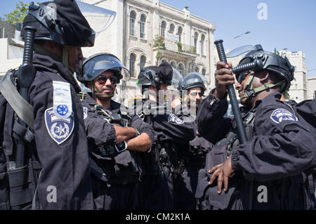 Polizisten sind in großer Zahl auf das Damaskustor erwartet Unruhen am Ende des Freitagsgebet nach Gericht Denial-of-einstweilige Verfügung gegen YouTube streaming von verleumderischen Film in Israel eingesetzt. Jerusalem, Israel. 21. September 2012.  Tausende von Al-Aqsa Anbeter zerstreuen ruhig nach dem Freitagsgebet durch das Damaskustor. Eine kleine Gruppe von hundert inszenieren einen symbolische, zehn Minuten, Protest gegen "Unschuld der Muslime" Film Beleidigung Muhammads und Anhänger. Stockfoto