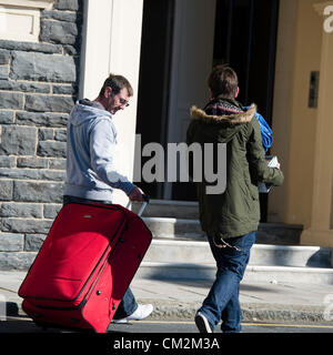 Freitag, 21. September 2012, Aberystwyth Wales UK. Als das neue Schuljahr beginnt, Studenten im erste Studienjahr Bachelor - kommen 'Erstsemester' - mit ihrer Eltern und ihres Besitzes an ihre Hallen des Wohnsitzes. Aberystwyth University, an der Westküste von Wales hat jetzt fast 10.000 undergraduate und postgraduate Studierende und konsequent Reihen hoch über Maßnahmen der Qualität des "Student Experience" Stockfoto