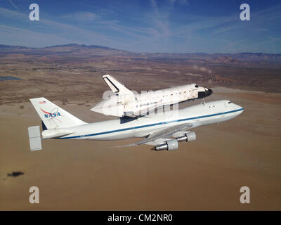 NASA Shuttle Carrier Aircraft mit der Raumfähre Endeavour steigt über Rosamond Dry Lake östlich der Stadt Rosamond 21. September 2012 auf der letzten Etappe der Kalifornien-Tour von der Überführungsflug vor immer eine statische Anzeige in Los Angeles. Stockfoto