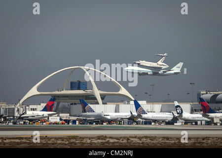 NASA Shuttle Carrier Aircraft Transport Raumfähre Endeavour führt ein Vorbeiflug des Theme-Gebäudes am Los Angeles International Airport 21. September 2012 auf der letzten Etappe der Kalifornien-Tour von der Überführungsflug vor immer eine statische Anzeige in Los Angeles. Stockfoto