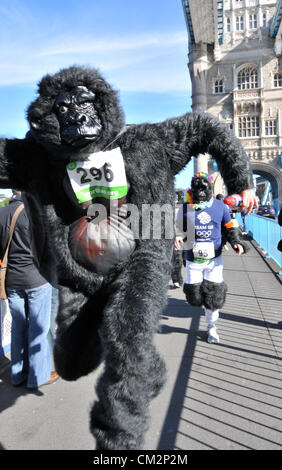 Tower Bridge, London, UK. 22. September 2012. Läufer überqueren Tower Bridge. Der Great Gorilla Run findet in der Nähe der Tower of London. Menschen laufen die 7 k Strecke gekleidet in Gorilla-Anzügen zugunsten verschiedene Wohltätigkeitsorganisationen. Stockfoto