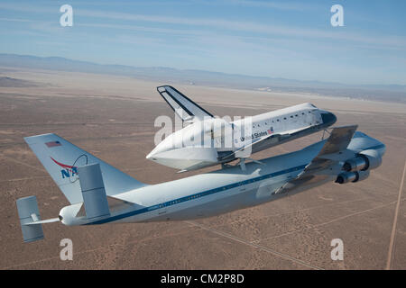 NASA Shuttle Carrier Aircraft mit der Raumfähre Endeavour steigt über Rosamond Dry Lake östlich der Stadt Rosamond 21. September 2012 auf der letzten Etappe der Kalifornien-Tour von der Überführungsflug vor immer eine statische Anzeige in Los Angeles. Stockfoto