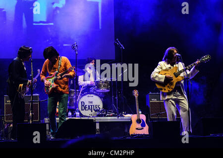 Die "Abbey Road", preisgekrönte Beatles Tribute Band bringt Tausende von begeisterten Fans zurück in den 60ern und 70ern beim Barcelona City Festival, La Merce, 2012. Stockfoto