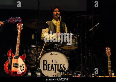 Carlos Moreno, nehmen die Rolle des Ringo Starr in der Beatles-Revival-Band "Abbey Road", live auf der Bühne beim Barcelona City Festival "La Merce", 2012, am St. Jaume Platz vor dem Rathaus. Stockfoto