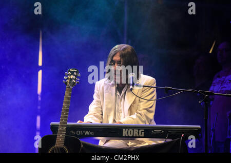 Manolo Escobar, wobei die Rolle des John Lennon in der Beatles-Revival-Band "Abbey Road", live auf der Bühne beim Barcelona City Festival "La Merce", 2012, am St. Jaume Platz vor dem Rathaus. Stockfoto