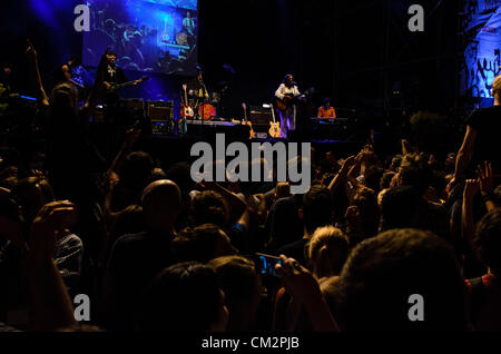 Die "Abbey Road", preisgekrönte Beatles Tribute Band bringt Tausende von begeisterten Fans zurück in den 60ern und 70ern beim Barcelona City Festival, La Merce, 2012. Stockfoto