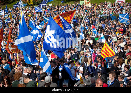 22. September 2012, Edinburgh, schätzungsweise fünftausend Menschen nahmen Teil an einer Veranstaltung in der Stadt, die darauf abzielen, Unterstützung für Unabhängigkeit zu bekunden.  Jung und alt winken Saltires und Lion rampant Fahnen auf den Wiesen vor marschieren zu Princes Street Gardens versammelt.   Die Rallye fand statt unter dem Banner Unabhängigkeit für Schottland und ist nicht Teil der offiziellen Kampagne ja Schottland. Stockfoto