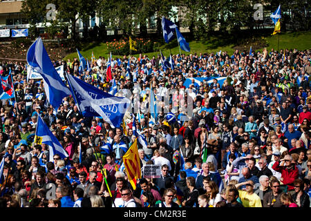 22. September 2012, Edinburgh, schätzungsweise fünftausend Menschen nahmen Teil an einer Veranstaltung in der Stadt, die darauf abzielen, Unterstützung für Unabhängigkeit zu bekunden.  Jung und alt winken Saltires und Lion rampant Fahnen auf den Wiesen vor marschieren zu Princes Street Gardens versammelt.  Die Rallye fand statt unter dem Banner Unabhängigkeit für Schottland und ist nicht Teil der offiziellen Kampagne ja Schottland. Stockfoto