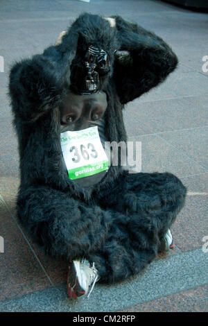 London UK. 22. September 2012. Hunderte von Menschen in Gorilla-Outfits gekleidet und Anzüge an die 7km großen Gorilla laufen rund um die City of London, die hoffentlich sammeln Geld für Projekte zum Schutz der vom Aussterben bedrohten Gorillas Stockfoto