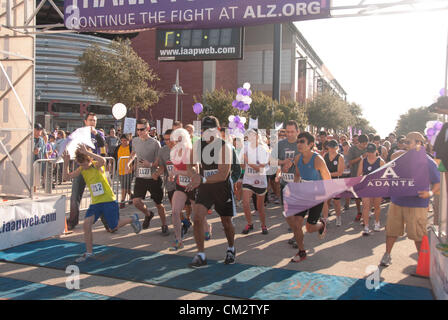 22. September 2012 San Antonio, Texas, USA - Teilnehmer an der Wanderung, Alzheimer Krankheit zu beenden. Mehr als 3.500 Menschen nahmen an der Wanderung / run Veranstaltung, die über $150.000 für die Alzheimer-Gesellschaft ausgelöst. Stockfoto