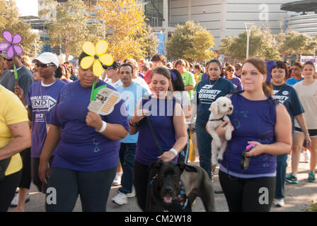 22. September 2012 San Antonio, Texas, USA - Teilnehmer an der Wanderung, Alzheimer Krankheit zu beenden. Mehr als 3.500 Menschen nahmen an der Wanderung / run Veranstaltung, die über $150.000 für die Alzheimer-Gesellschaft ausgelöst. Stockfoto