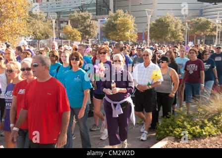 22. September 2012 San Antonio, Texas, USA - Teilnehmer an der Wanderung, Alzheimer Krankheit zu beenden. Mehr als 3.500 Menschen nahmen an der Wanderung / run Veranstaltung, die über $150.000 für die Alzheimer-Gesellschaft ausgelöst. Stockfoto