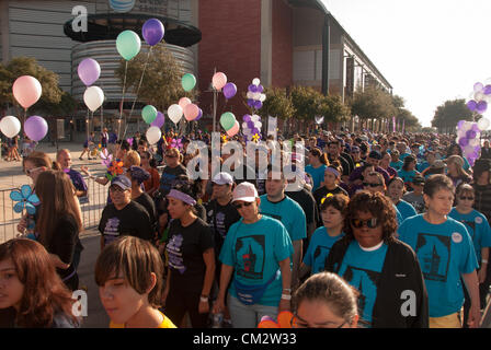 22. September 2012 San Antonio, Texas, USA - Teilnehmer an der Wanderung, Alzheimer Krankheit zu beenden. Mehr als 3.500 Menschen nahmen an der Wanderung / run Veranstaltung, die über $150.000 für die Alzheimer-Gesellschaft ausgelöst. Stockfoto