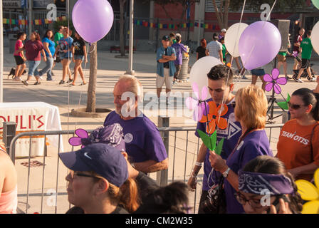 22. September 2012 San Antonio, Texas, USA - Teilnehmer an der Wanderung, Alzheimer Krankheit zu beenden. Mehr als 3.500 Menschen nahmen an der Wanderung / run Veranstaltung, die über $150.000 für die Alzheimer-Gesellschaft ausgelöst. Stockfoto