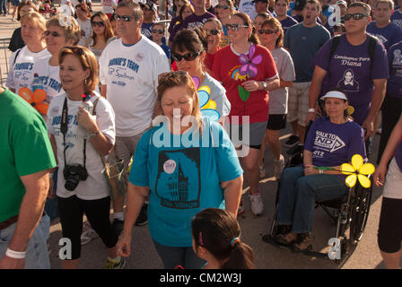 22. September 2012 San Antonio, Texas, USA - Teilnehmer an der Wanderung, Alzheimer Krankheit zu beenden. Mehr als 3.500 Menschen nahmen an der Wanderung / run Veranstaltung, die über $150.000 für die Alzheimer-Gesellschaft ausgelöst. Stockfoto