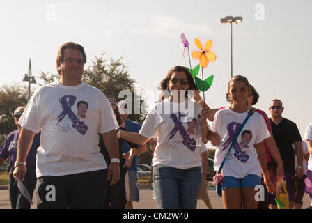 22. September 2012 San Antonio, Texas, USA - Teilnehmer an der Wanderung, Alzheimer Krankheit zu beenden. Mehr als 3.500 Menschen nahmen an der Wanderung / run Veranstaltung, die über $150.000 für die Alzheimer-Gesellschaft ausgelöst. Stockfoto