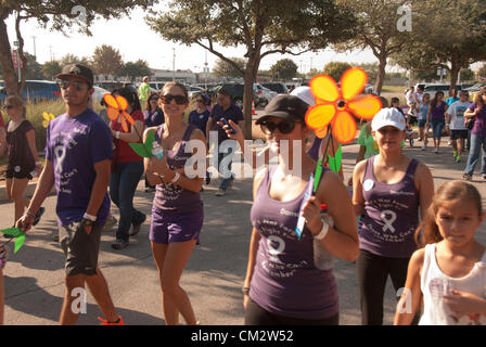 22. September 2012 San Antonio, Texas, USA - Teilnehmer an der Wanderung, Alzheimer Krankheit zu beenden. Mehr als 3.500 Menschen nahmen an der Wanderung / run Veranstaltung, die über $150.000 für die Alzheimer-Gesellschaft ausgelöst. Stockfoto